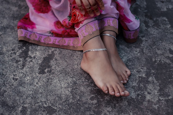 What does it mean for women to wear anklets?
